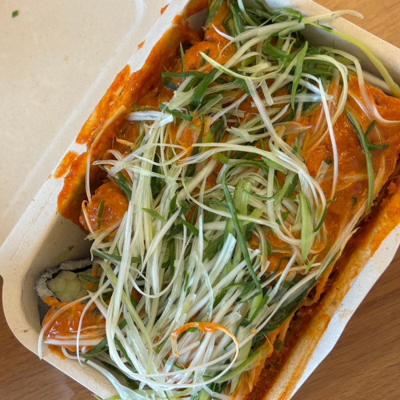 [속초 중앙시장 김밥] 장홍김밥 갈치장홍김밥 솔직 후기 | 비주얼은 신박한데 맛은?