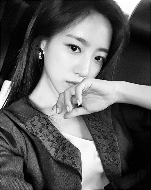 함은정, 레드 의상에 “완전 아이돌”…꽃다발 들자 또 다른 분위기