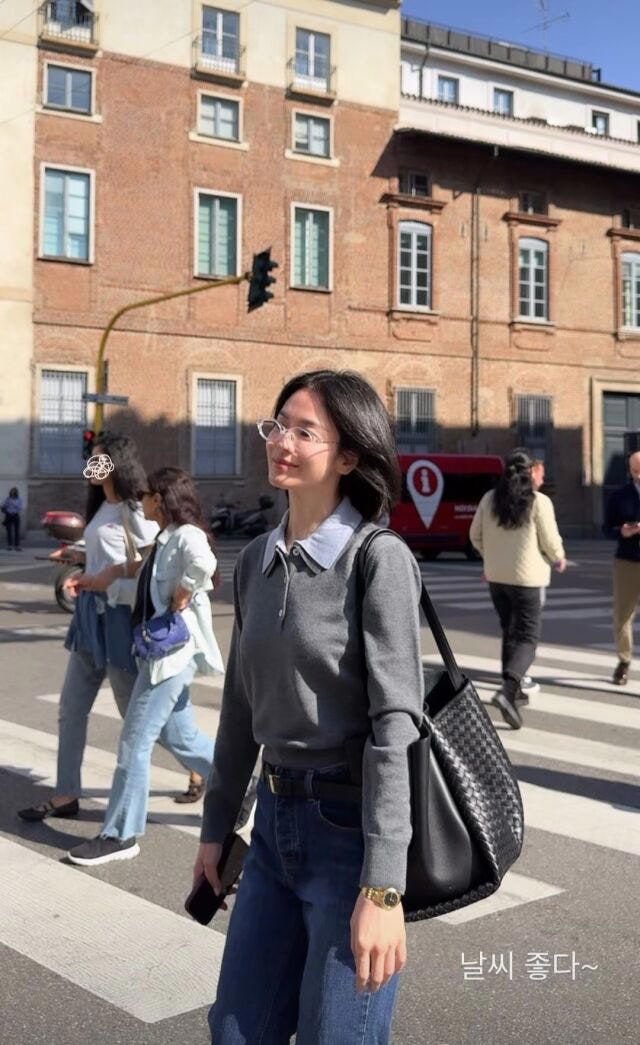 송혜교 밀라노 사복 패션, 뿔테 안경과 회색 니트 데일리룩 코디정보