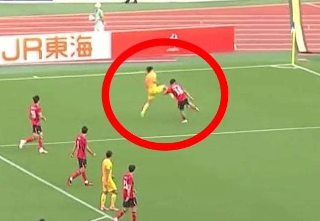"소림축구 재림인가" 한국 축구, 中 거친 반칙에 분노…이영표마저 참지 못한 황당한 판정 근....