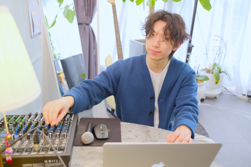 오늘은뮤직 잠실점 작곡·미디 레슨실, 모니터와 건반이 놓인 작업 자리
