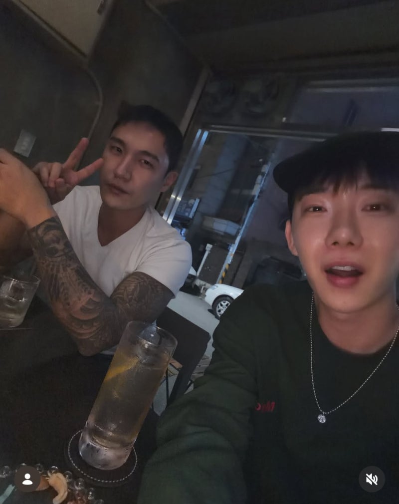 조권 용규 태국에서 포착, 편안한 차림의 여행 사진 공개