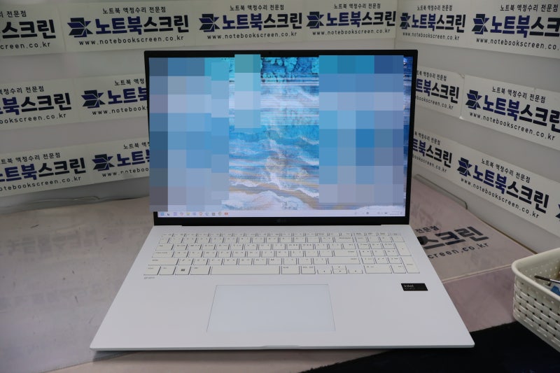 그램노트북액정수리 LG 17Z90S 왼쪽 모서리 충격으로 깨진 화면 새 액정 교체