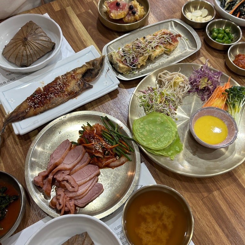 Suncheon Haneullu: A Korean Table d'Hôte Restaurant Specializing in Lotus Leaf Rice