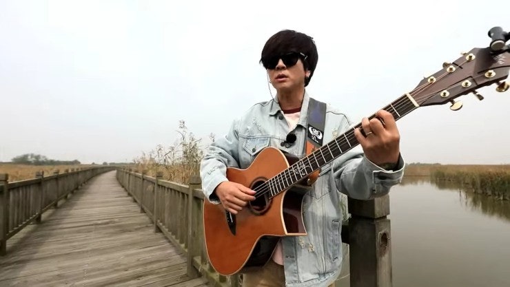 가을 우체국에 남겨진 기다림, 윤도현의 노래 ‘가을 우체국 앞에서’