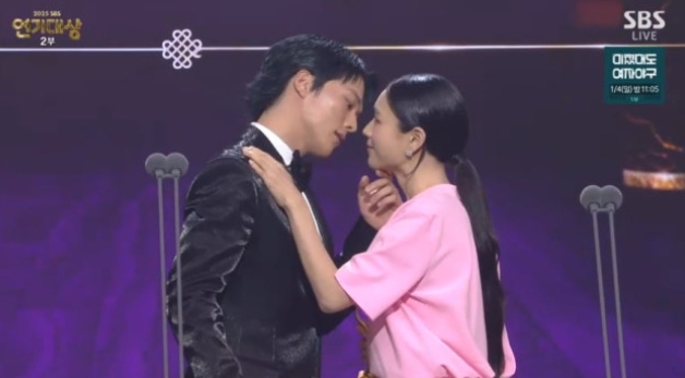   SBS 연기대상 이제훈 두 번째 대상! 공동 수상 남발로 얼룩진 트로피 나눠갖기