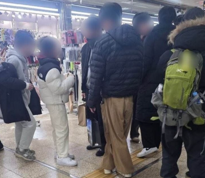  홍대 지하상가 ‘나 잡아봐라’ 논란 — 명품 패딩 입은 초등생들의 노인 조롱, 우리 사회에 던진 불편한 질문