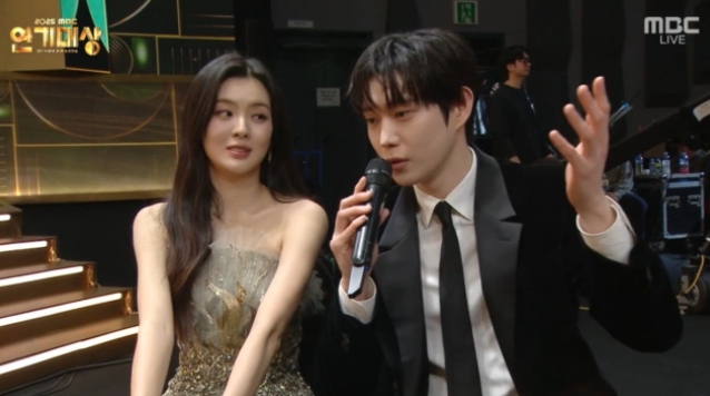   이선빈, 우수상 소감서 '이광수' 패싱? 센스 넘치는 '김성주' 선택으로 위기 탈출!