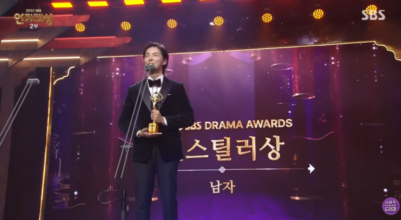 [2025 SBS Drama Awards] Yoon Shi-yoon from 'Taxi Driver 3' Wins Scene Stealer Award for His Legendary Villain Role!