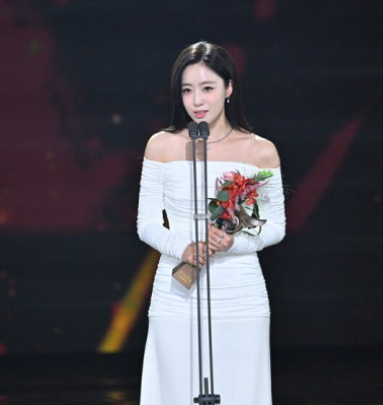   함은정 결혼 후 근황 공개! KBS 연기대상 무대 위 백성현과 찐친 케미 폭발