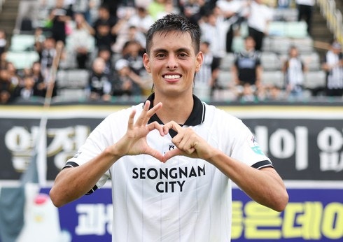FC서울 후이즈 영입 오피셜! K리그2 17골 '득점 기계'가 상암에 떴다