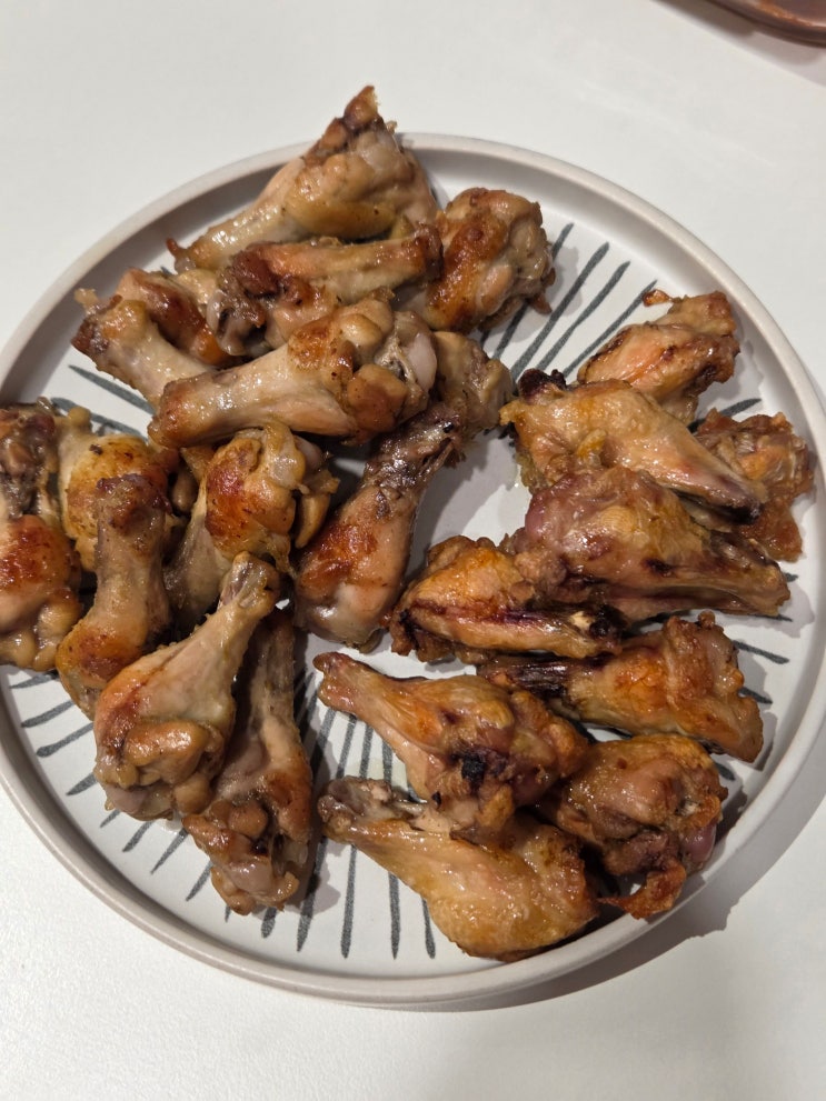 뒤집을 필요없는 롤팬 닭봉구이 에어프라이어보다 육즙이 살아있어요.