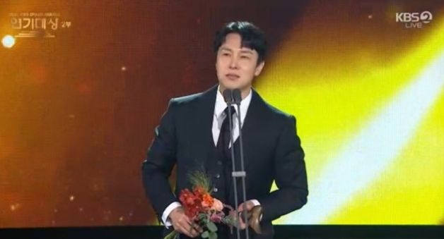   "난 생활형 연예인" 46세 김동완의 진심 어린 오열… KBS 연기대상 조연상 수상
