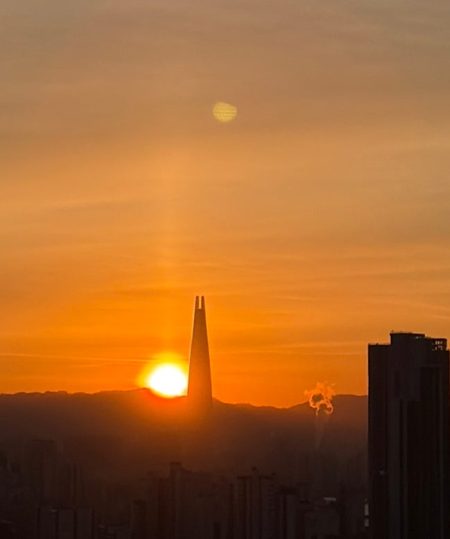  서울 동부권 일출 명소 응봉산 팔각정에서 2026년 새해 첫 해를 보고 왔습니다.(새해 복 많이 받으세요!)