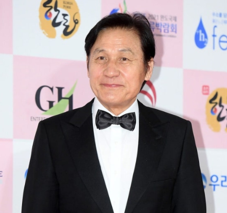   ‘국민 배우’ 안성기 위독 소식에 팬들 눈물… 아들도 미국서 급거 귀국 중
