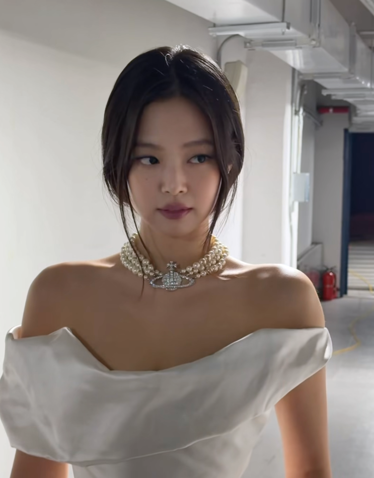  100만원대 제니 목걸이? 비비안웨스트우드 진주 초커 가격.zip
