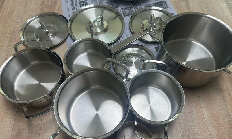 인덕션에서 사용이 가능한 휘슬러 냄비/수저 세트 연마 작업(Fissler)