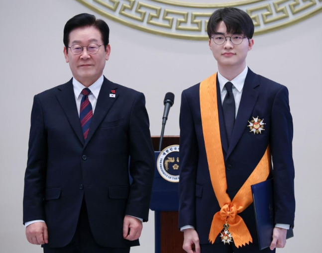 청룡장을 받은 페이커 이상혁! 대통령이 직접 수여한 훈장 어떤 의미일까?