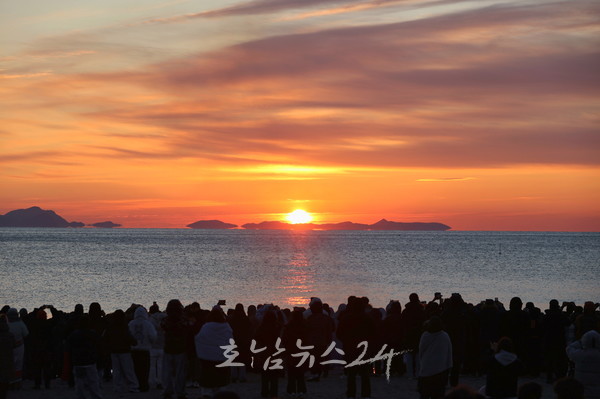 금빛 새벽이 고흥 깨웠다... 남열 해맞이서 ‘2026 새해 희망 물결’