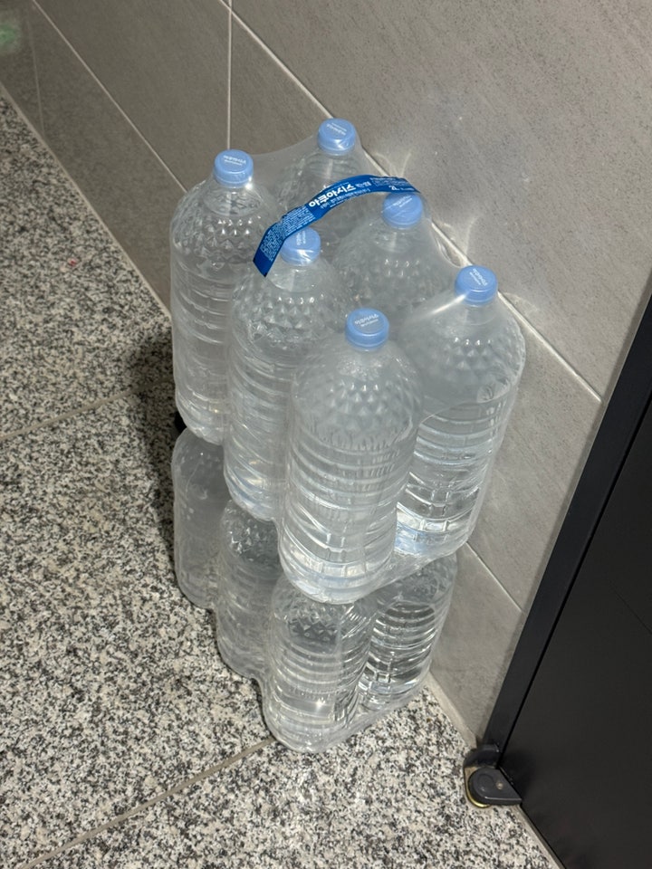아쿠아시스 무라벨 생수 2L, 집에 쌓아두면 괜히 마음이 편해요