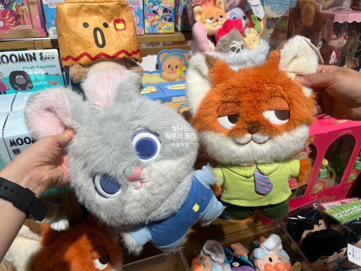 상하이 문구팬시샵 M&G shop 주토피아 인형이 있는 소품샵