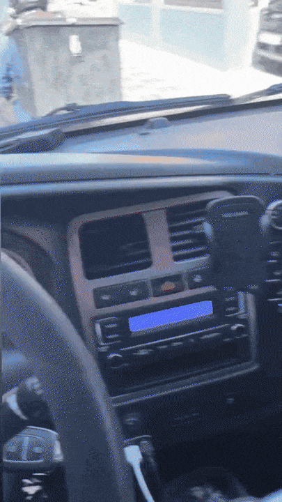 얌전히 줄 서서 기다리는 배달기사들.gif