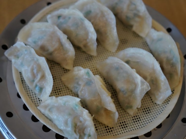  진한 사골만둣국과 얇은 피 만두의 환상 조합, 일산맛집 식사동 맛집 본정손만두
