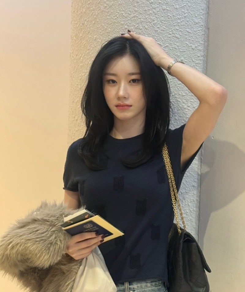 채령 중단발 레이어드컷 분석｜가볍지만 볼륨은 살아있는 이유