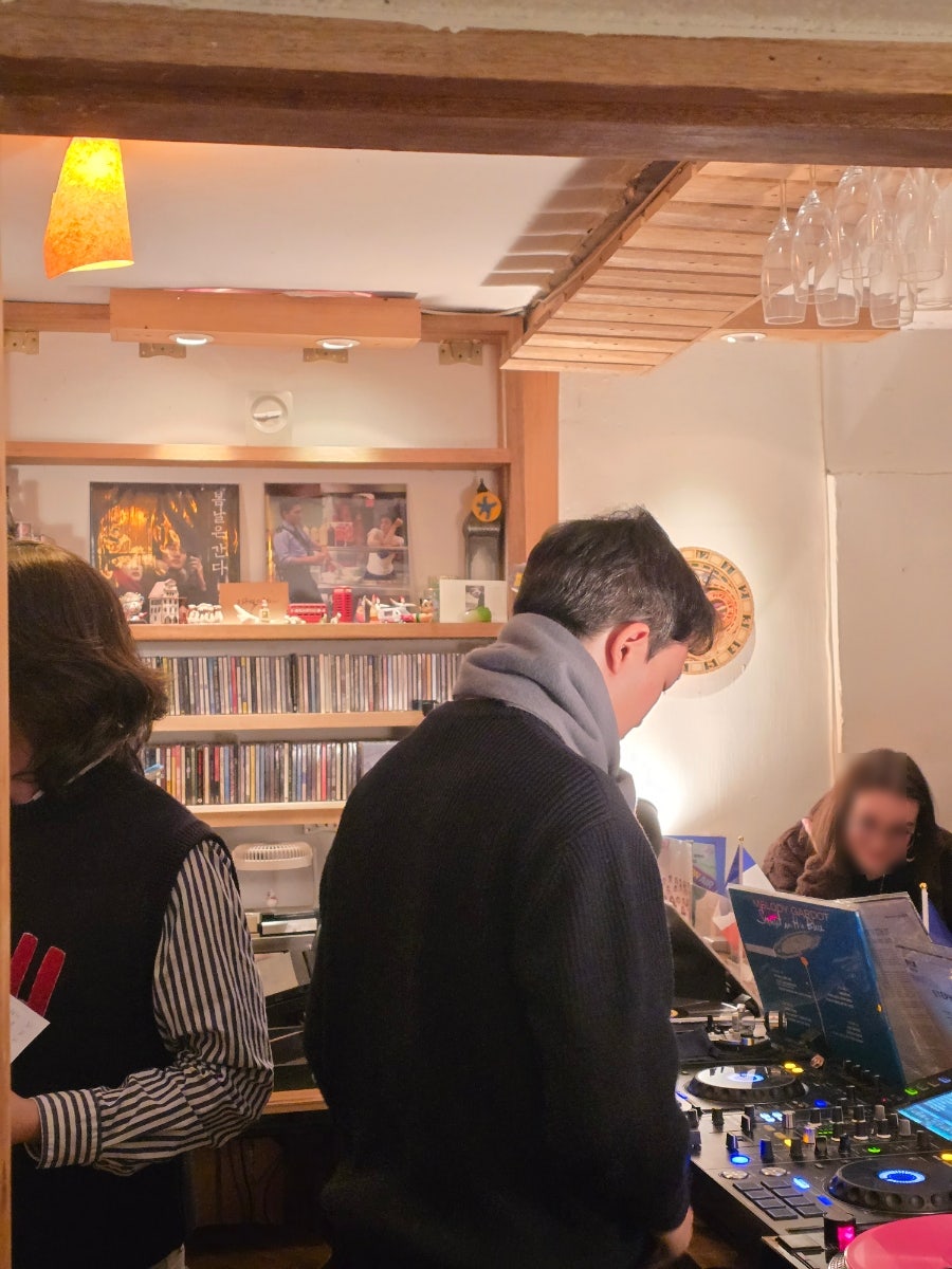 지구별여행자 LP Music House 사진 3