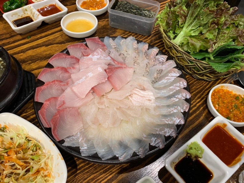부산 송정해수욕장 횟집 :: 신선도 좋은 현지인 맛집 상무네횟집 방어 모듬회 냠