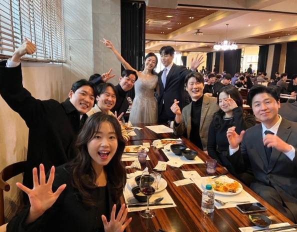   나는솔로 26기 현숙·영식 결혼! 최종 커플 광수는 불참? 촌장 남규홍 PD 주례 속 화려한 웨딩