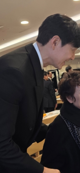   안성기 빈소 지킨 정우성 이정재... 상주와 다름없는 뭉클한 예우