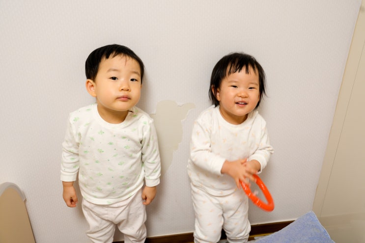  [육아일기] 4살 쌍둥이의 벽지 테러 수습기 | 자동차 패브릭 포스터로 아이방 심폐소생술 (feat. 내돈내산)