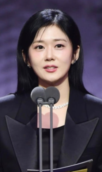   드레스 대신 정장? 2025 SBS 연기대상 찢어버린 장나라X김지원의 품격
