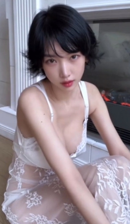   이해인 샤워 후 시스루 룩 공개하며 전한 파격적인 2026년 새해 인사