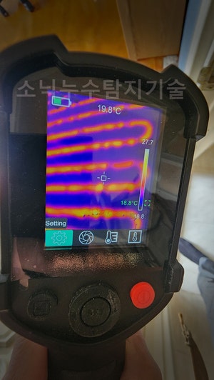 온도 차 확인 카메라 화면에 봉덕동 아파트 바닥 난방배관 경로가 굽이치는 줄무늬로 나타난 모습