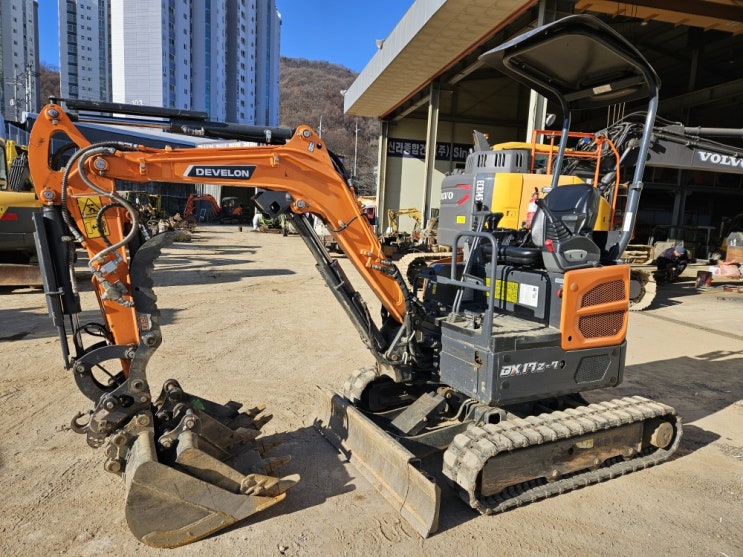  두산 DX17Z-7 2024년식 가동475시간 코끼리집게 1.7톤급 미니 중고굴삭기 미니017