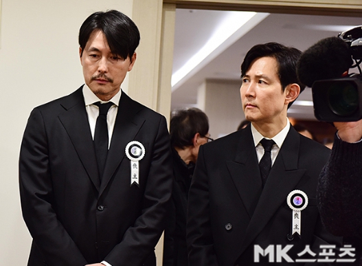  ️ "아버지가 남긴 품격" 故 안성기 빈소 지킨 이정재·정우성의 묵직한 배웅
