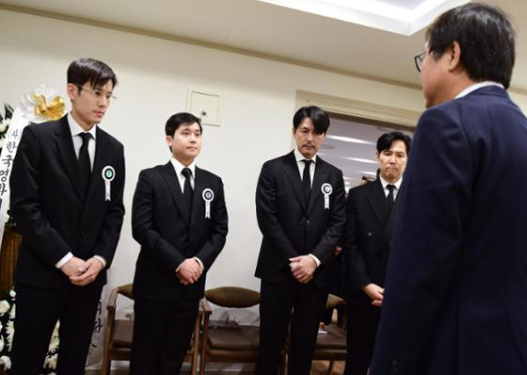   "친형 같았던 별 중의 별..." 태진아가 전한 故 안성기 빈소의 눈물