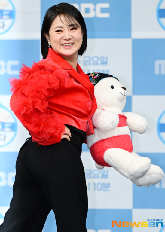   박나래 차량 내 19금 논란? 매니저 폭로에 수백억 위약금 위기 상황