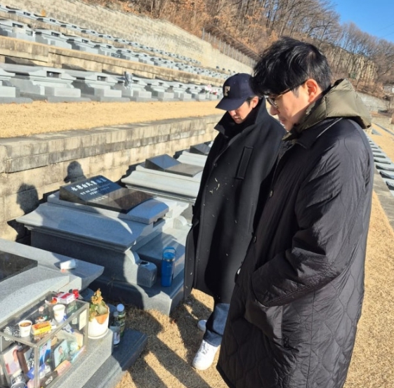   모든 것이 그리운 오늘.. 故 이선균 묘비에 담긴 절절한 고백