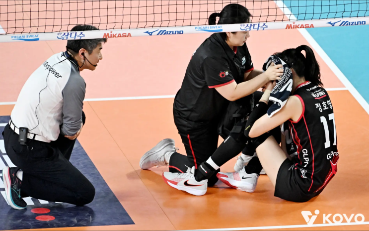  뇌진탕 위험에도 교체되지 않은 정호영, 고희진 감독이 외면한 선수 보호 원칙