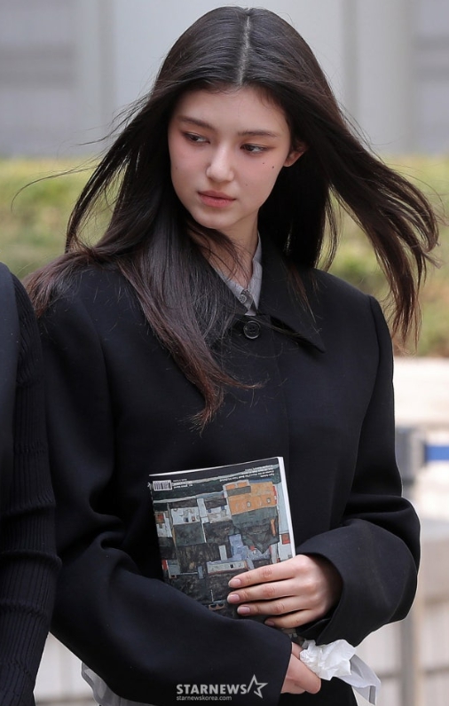   '인지 능력 부족?' 퇴출된 뉴진스 다니엘, 431억 소송 중 '연탄 봉사' 행보에 변호사 일침