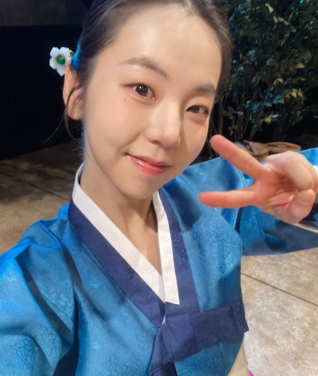 안소희, 연극 무대에서 1인 4역으로 증명한 압도적 존재감