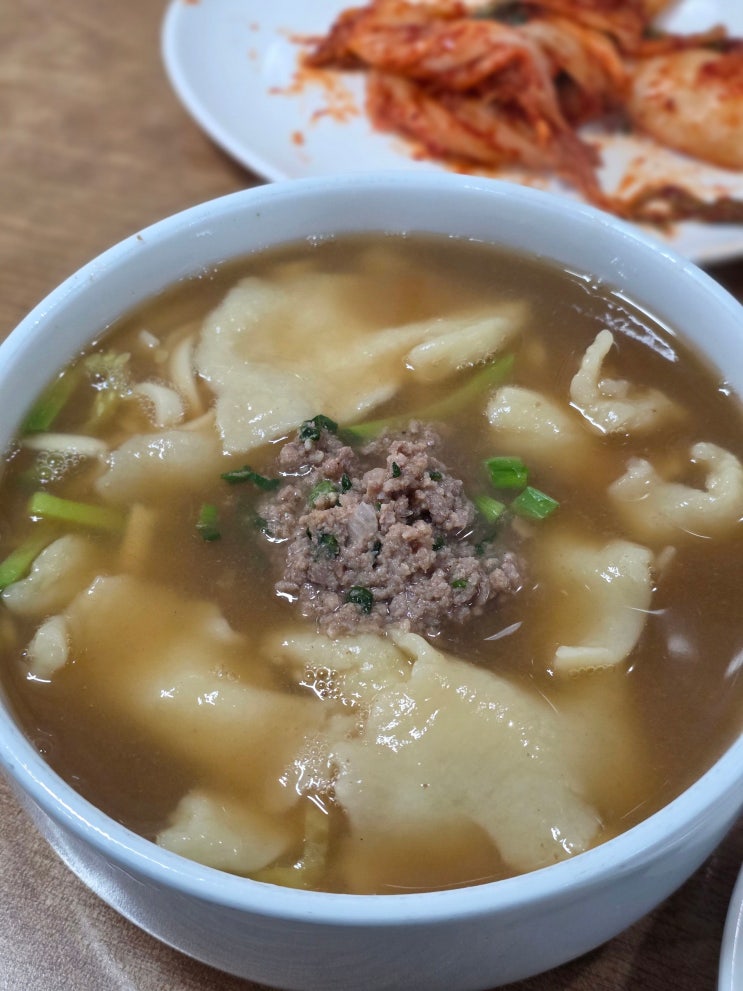  언주역 1분, 점심마다 줄 서는 이유, 깔끔한 국물에 무한리필이 가능? 논현손칼국수 솔직 후기