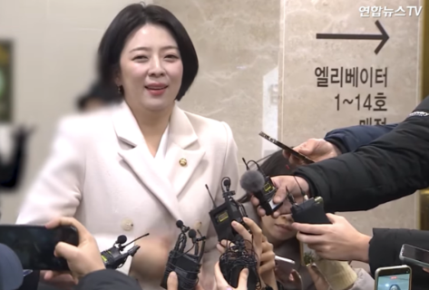  ️ "조문 복장 맞나?" 배현진 의원, 고(故) 안성기 빈소 '흰옷·웃음 인터뷰' 논란
