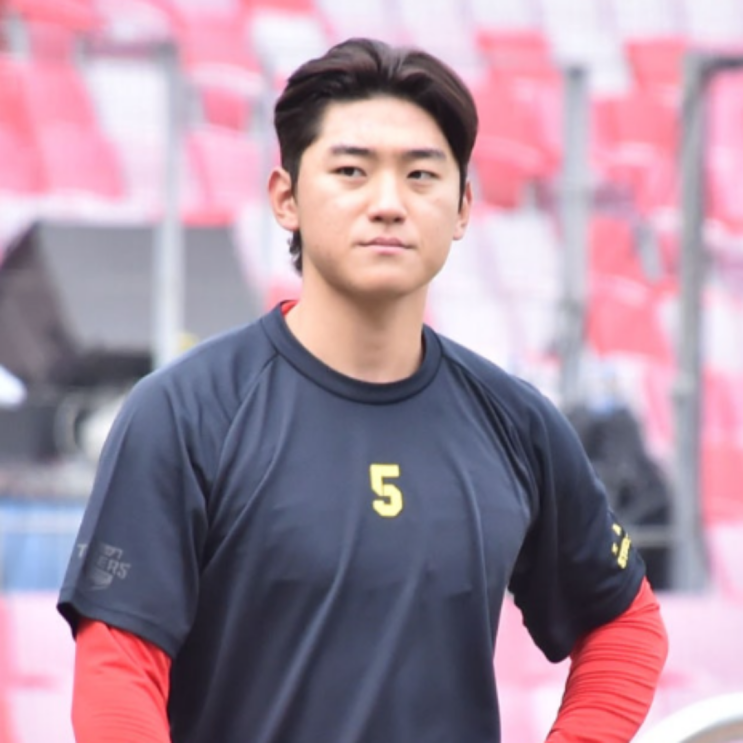 햄스트링 부상만 3번 MVP 김도영!! 올시즌 연봉은 지난해 5억에서 반토막!! 문제는 또 재발 가능성이 높은 햄스트링 부상!! 건강한 김도영은 확실한데..기아팬들은 올해도 도니살
