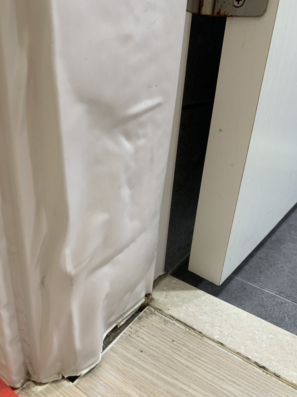 화장실문틀복구 송파구현장 물먹어서 아래부분 썩음