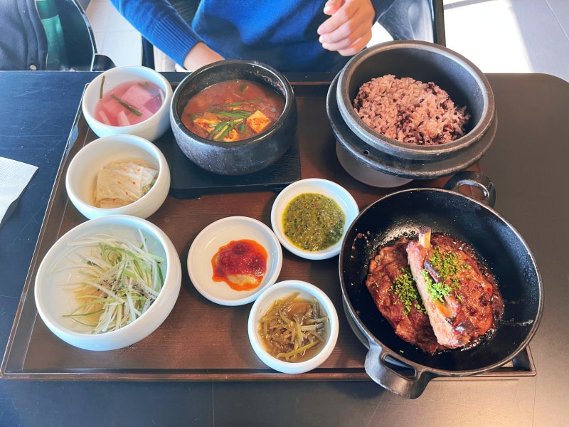 Seoul Lotte World Mall Branch_Baekun, a premium tteokgalbi set menu brand created by Mongtan 15