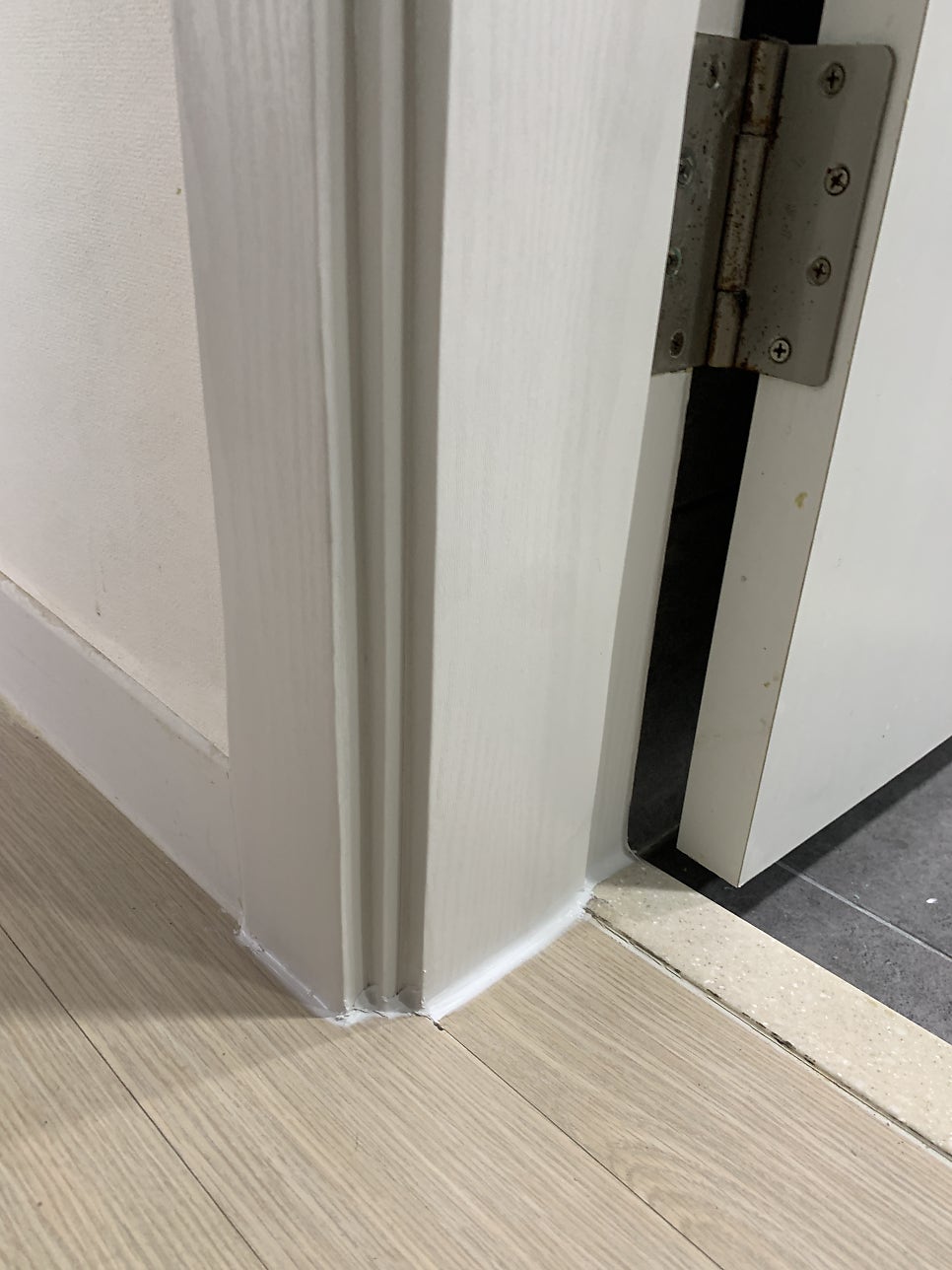 화장실문틀보수업체 물을먹어서 아래 부분이 썩어있던 현장